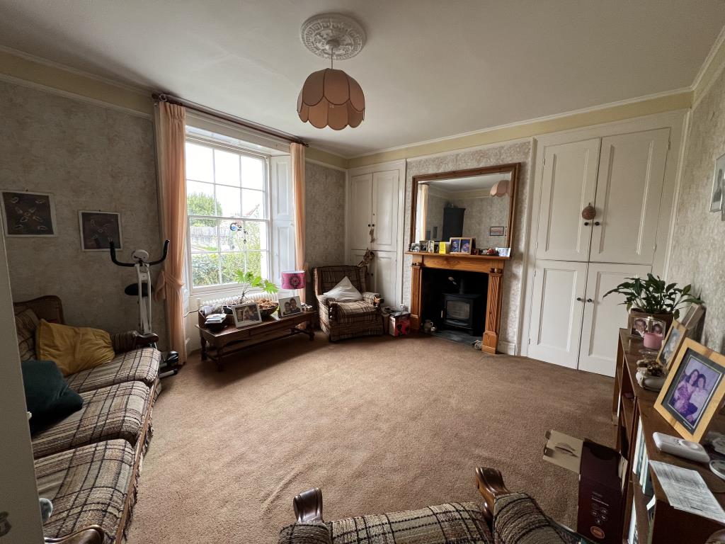 Lot: 98 - DETACHED CHARACTER PROPERTY FOR UPDATING WITH LARGE GARDEN & DEVELOPMENT POTENTIAL - General view of the front living room of Chatham House